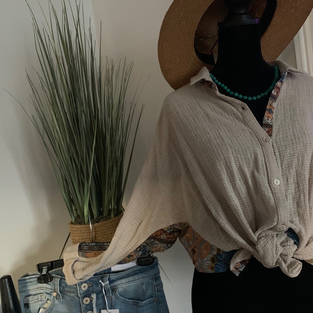 Mystree Boutique Boho Top- with floral accents- L